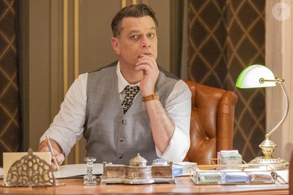 Juliano (Fabio Assunção) contrata Carlito (Caio Cabral).