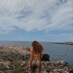 Paolla Oliveira deu um toque sofisticado ao look praiano ao escolher uma calça semitransparente para compor a produção