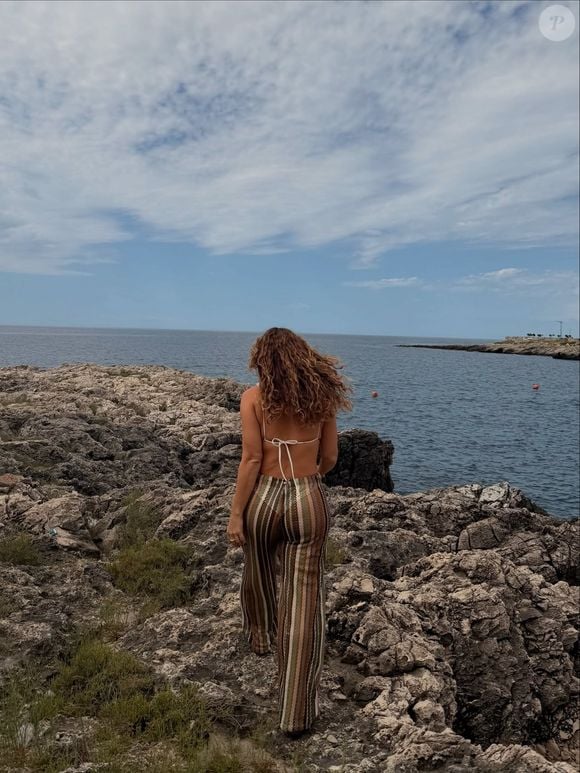 Paolla Oliveira deu um toque sofisticado ao look praiano ao escolher uma calça semitransparente para compor a produção