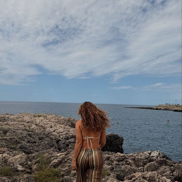 Paolla Oliveira deu um toque sofisticado ao look praiano ao escolher uma calça semitransparente para compor a produção