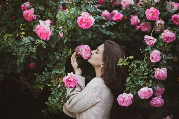 Perfumes com rosas são femininos, trazendo em sua essência a feminilidade da flor, além de serem ótimas escolhas para o Outono.