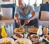 Para manter sua boa forma, Dwayne Johnson segue uma dieta restrita e cheia de nutrientes, além de alguns exageros