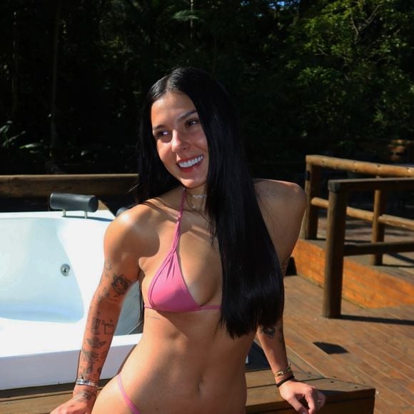 Ana Castela exibe corpo sarado e transformado