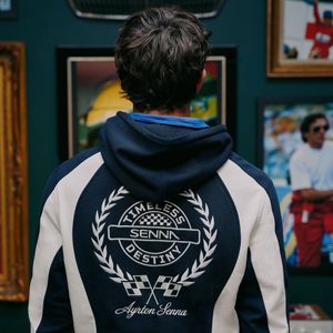 A assinatura de Ayrton Senna aparece em diferentes peças da coleção lançada pela Zara, incluindo uma camisa vermelha de estilo western, moletons e camisetas. A linha também conta com uma sobrecamisa de sarja com gola contrastante e peças de tricô em lã e cashmere