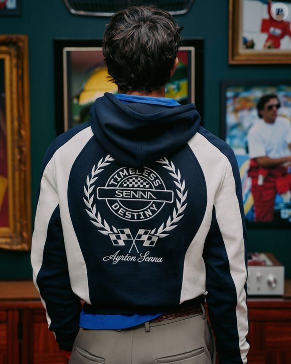 A assinatura de Ayrton Senna aparece em diferentes peças da coleção lançada pela Zara, incluindo uma camisa vermelha de estilo western, moletons e camisetas. A linha também conta com uma sobrecamisa de sarja com gola contrastante e peças de tricô em lã e cashmere