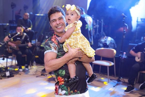 Zezé Di Camargo deu colo para a filha mais nova, Clara, nascida em dezembro de 2024