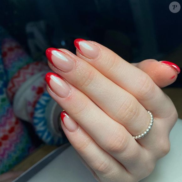 As unhas com francesinhas vermelhas são lindas e singelas