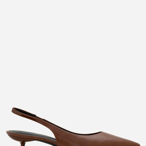 O slingback marrom da Renner aposta em elegância discreta e conforto para produções sofisticadas do dia à noite