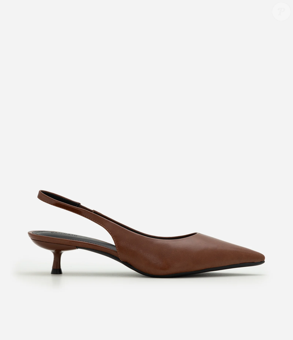 O slingback marrom da Renner aposta em elegância discreta e conforto para produções sofisticadas do dia à noite