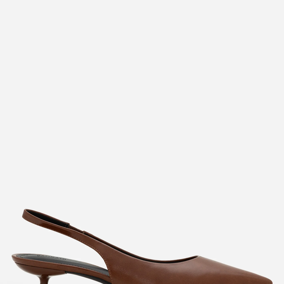 O slingback marrom da Renner aposta em elegância discreta e conforto para produções sofisticadas do dia à noite