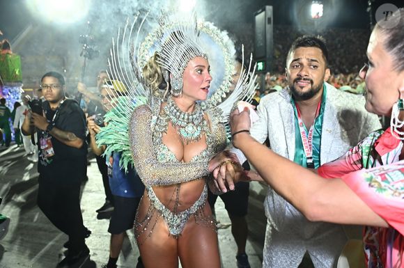 Rainha da Grande Rio, Paolla Oliveira já começou o desfile bastante emocionada