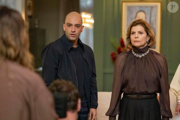 Afonso (Humberto Carrão) e Odete (Debora Bloch) estarrecidos ao ver Heleninha (Paolla Oliveira) entrar com Leonardo (Guilherme Magon)