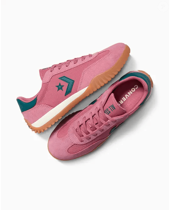 O tênis rosa surge como ponto de cor em looks neutros, mantendo o minimalismo sem abrir mão de personalidade