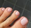 Rosa delicado: O tom água de rosas conquista quem busca discrição e sofisticação, oferecendo um efeito natural, saudável e rejuvenescedor para as unhas dos pés