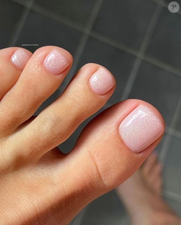 Rosa delicado: O tom água de rosas conquista quem busca discrição e sofisticação, oferecendo um efeito natural, saudável e rejuvenescedor para as unhas dos pés