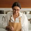 Adeus, dieta: aprendi a fazer o melhor bolo de cenoura que já comi com Paola Carosella; receita leva laranja, polvilho e tem calda maravilhosa