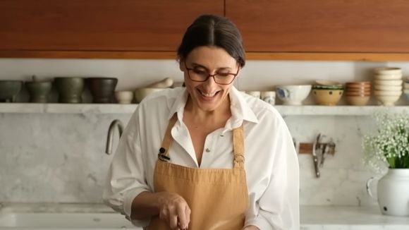 Adeus, dieta: aprendi a fazer o melhor bolo de cenoura que já comi com Paola Carosella; receita leva laranja, polvilho e tem calda maravilhosa