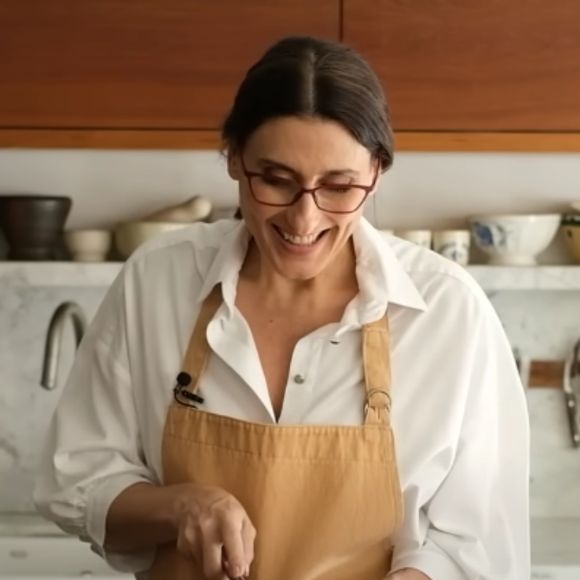 A melhor receita de bolo de cenoura: aprendi com Paola Carosella a usar laranja e polvilho no preparo - e fazer uma calda maravilhosa bem simples