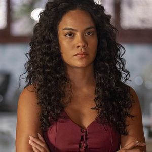 César (Cauã Reymond) e Maria de Fátima (Bella Campos) vão roubar Marco Aurélio (Alexandre Nero) em cena da novela 'Vale Tudo'