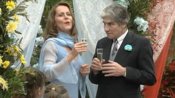 No final da novela 'A Viagem', a personagem de Estela (Lucinha Lins) dá uma nova chance ao amor, se casando com Alberto.