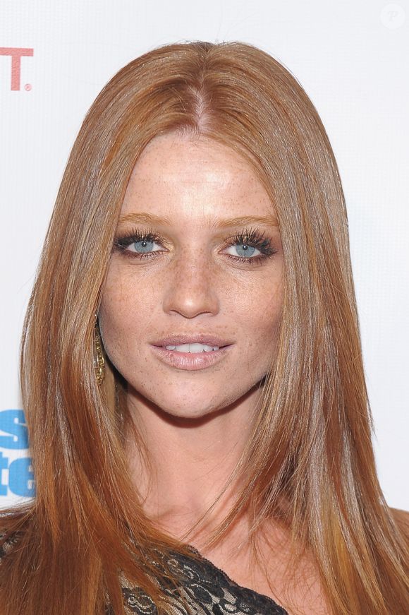 A modelo brasileira e ruiva Cíntia Dicker é conhecida por suas sardas em todo o rosto