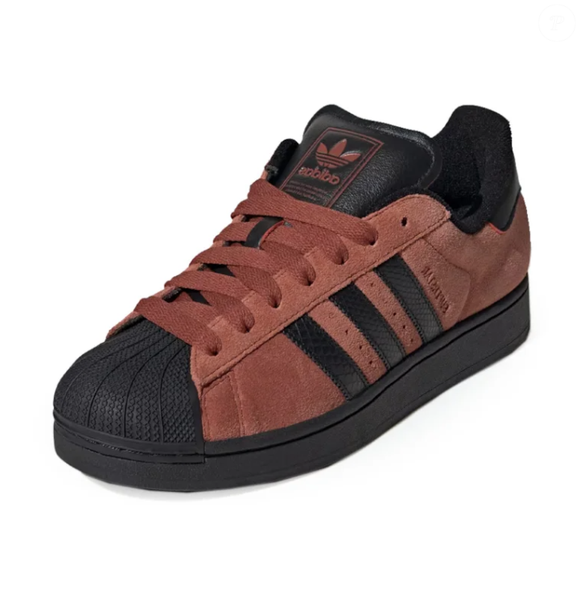 O novo adidas Superstar tem uma cor diferentona, versátil para todas as estações do ano.