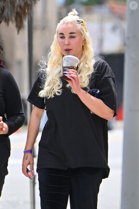 Em 2025, Amanda Bynes voltou a chamar atenção ao surgir nas redes sociais com um visual transformado: cabelos loiros com franja, piercing no nariz e uma tatuagem de coração no rosto