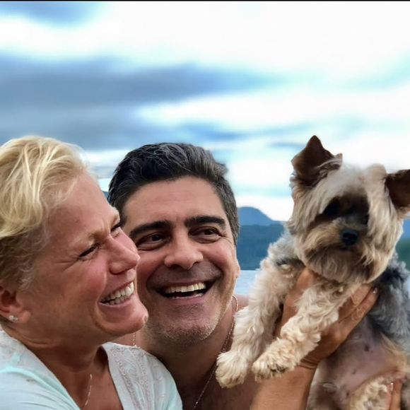 Xuxa e Junno Andrade aparecem com Dudu, o saudoso cãozinho: ‘E muita saudade do nosso Duduzinho!’
