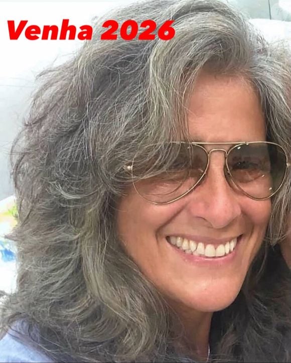 Atualmente aos 67 anos, a atriz Lúcia Veríssimo, de 'Dona Beja' e 'América', comemorou o aniversário da esposa em suas redes sociais