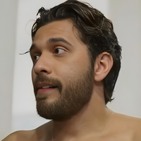 Gustavo Mioto enfrenta perrengue em cena só de toalha na nova novela vertical da Globo e faz revelação dos bastidores