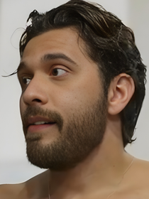 Gustavo Mioto enfrenta perrengue em cena só de toalha na nova novela vertical da Globo e faz revelação dos bastidores