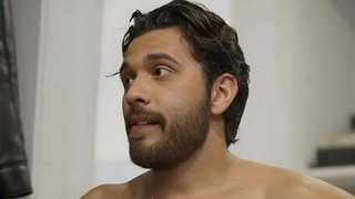 Gustavo Mioto enfrenta perrengue em cena só de toalha na nova novela vertical da Globo e faz revelação dos bastidores