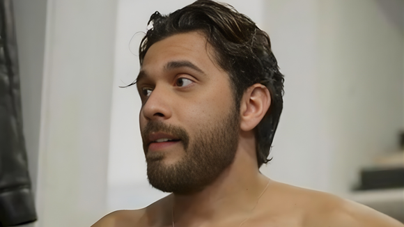 Gustavo Mioto enfrenta perrengue em cena só de toalha na nova novela vertical da Globo e faz revelação dos bastidores