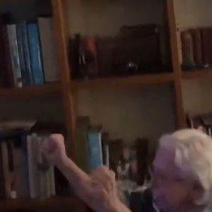 Fernanda Montenegro vibrou muito ao ver Fernanda Torres ganhar a estatueta do Globo de Ouro