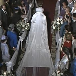 Maria de Fátima de 1988 completou o look com um véu armado, mais uma vez, volumoso