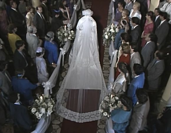 Maria de Fátima de 1988 completou o look com um véu armado, mais uma vez, volumoso