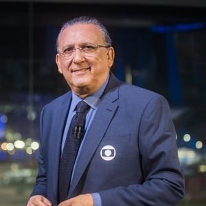Referência histórica da narração esportiva brasileira, Galvão Bueno contou que passou a cuidar ainda mais do corpo depois do infarto sofrido em 2019. O jornalista afirmou que emagreceu 12 kg e reforçou os cuidados médicos