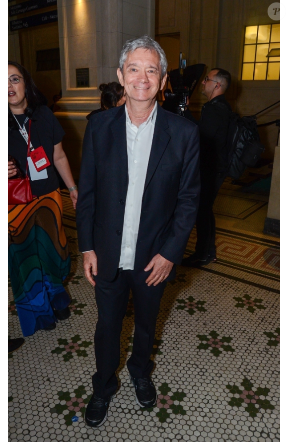 Serginho Groisman, do ‘Altas Horas’, recebe R$ 1,5 milhão por mês, de acordo com informações do jornalista Alessandro Lo Bianco.