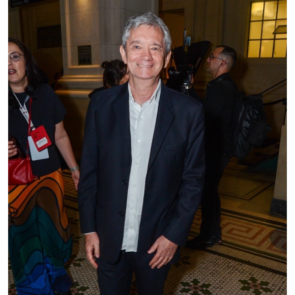 Serginho Groisman, do ‘Altas Horas’, recebe R$ 1,5 milhão por mês, de acordo com informações do jornalista Alessandro Lo Bianco.