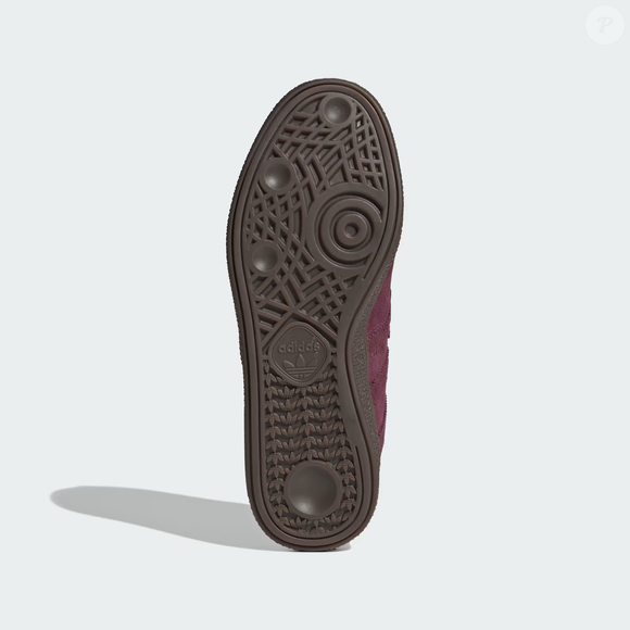 Entre as tendências que prometem marcar 2026, poucas são tão versáteis quanto o Adidas Loafer Handball Spezial. O modelo combina cabedal de suede, detalhes em couro e o tradicional visual da marca para criar um tênis que une conforto e sofisticação