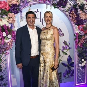 Ana Hickmann e Edu Guedes prestigiaram a festa de 40 anos da Rommanel em São Paulo e posaram juntos para os fotógrafos