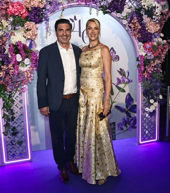 Ana Hickmann e Edu Guedes prestigiaram a festa de 40 anos da Rommanel em São Paulo e posaram juntos para os fotógrafos