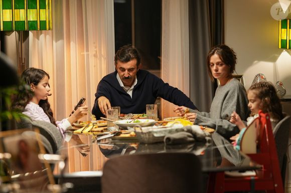 Marido de Karsu, Reha discute com a mulher e briga com o pai de criação de Kuzey na novela 'Coração de Mãe', capítulo de 27 de fevereiro de 2026