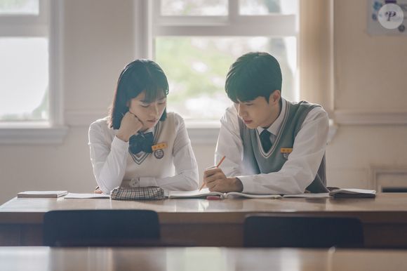 'O Tempo Traz Você Pra Mim' também aposta em mistério, com um toca-fitas que conecta o passado ao futuro