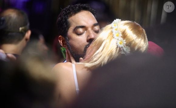 Famosos se beijando no Carnaval 2026: Thomas Aquino trocou carinhos com anônima