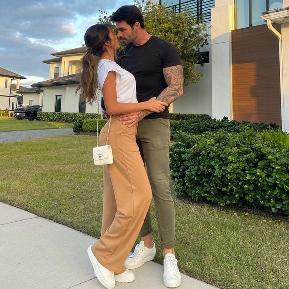 Adriana Sant’Anna, conhecida por sua participação no BBB 11, teve R$ 367,7 mil bloqueados em contas bancárias no contexto de uma ação judicial envolvendo o marido, Rodrigão