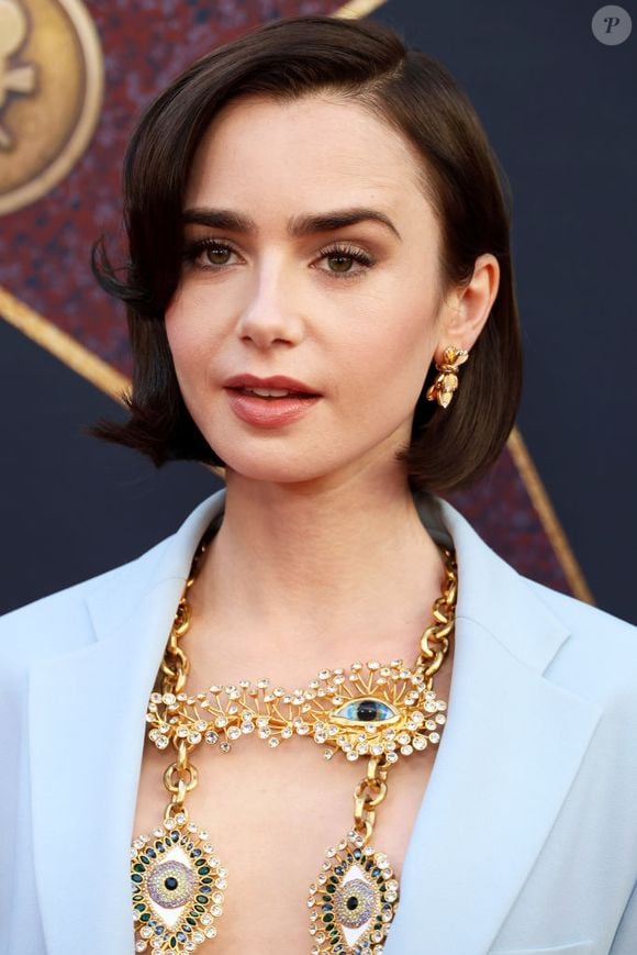 Lily Collins é adepta do corte blunt bob, tendência para a nova estação