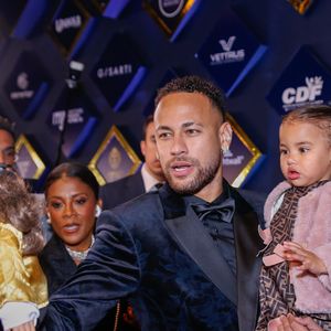 Neymar chegou com a filha Mavie nos braços após refazer teste de Covid-19 e exame dar negativo