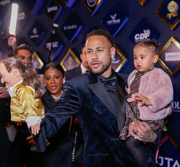 Neymar chegou com a filha Mavie nos braços após refazer teste de Covid-19 e exame dar negativo