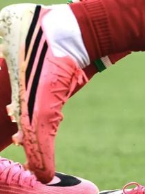 Rosa é minha cor favorita e agora também aparece nas chuteiras da Copa: de gloss a perfume, aqui vão 5 produtos de beleza com a cor que nunca sai moda